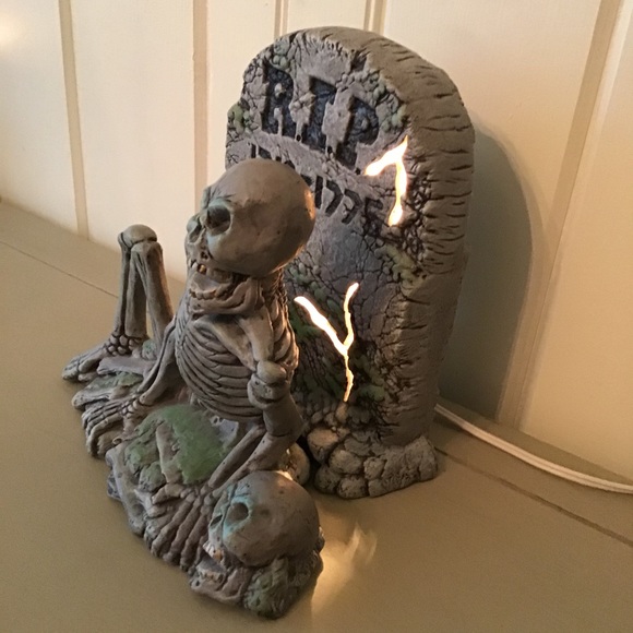 HALLOWEEN LIGHTED CERAMIC SKELETON - Picture 7 of 12
